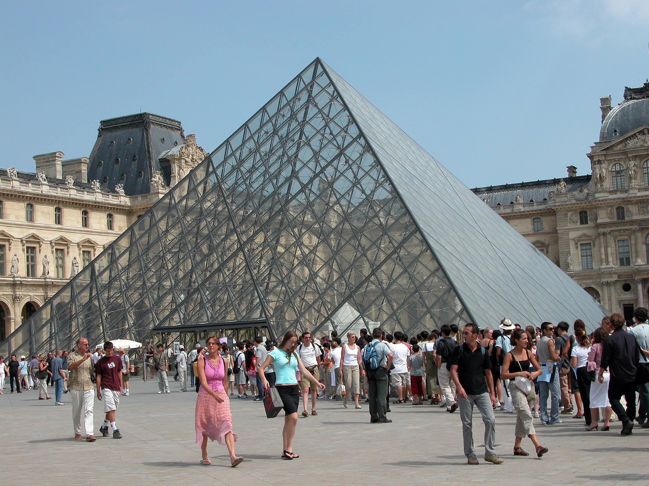 Paris Louvre 02 Louvre Entrance Pyramid 